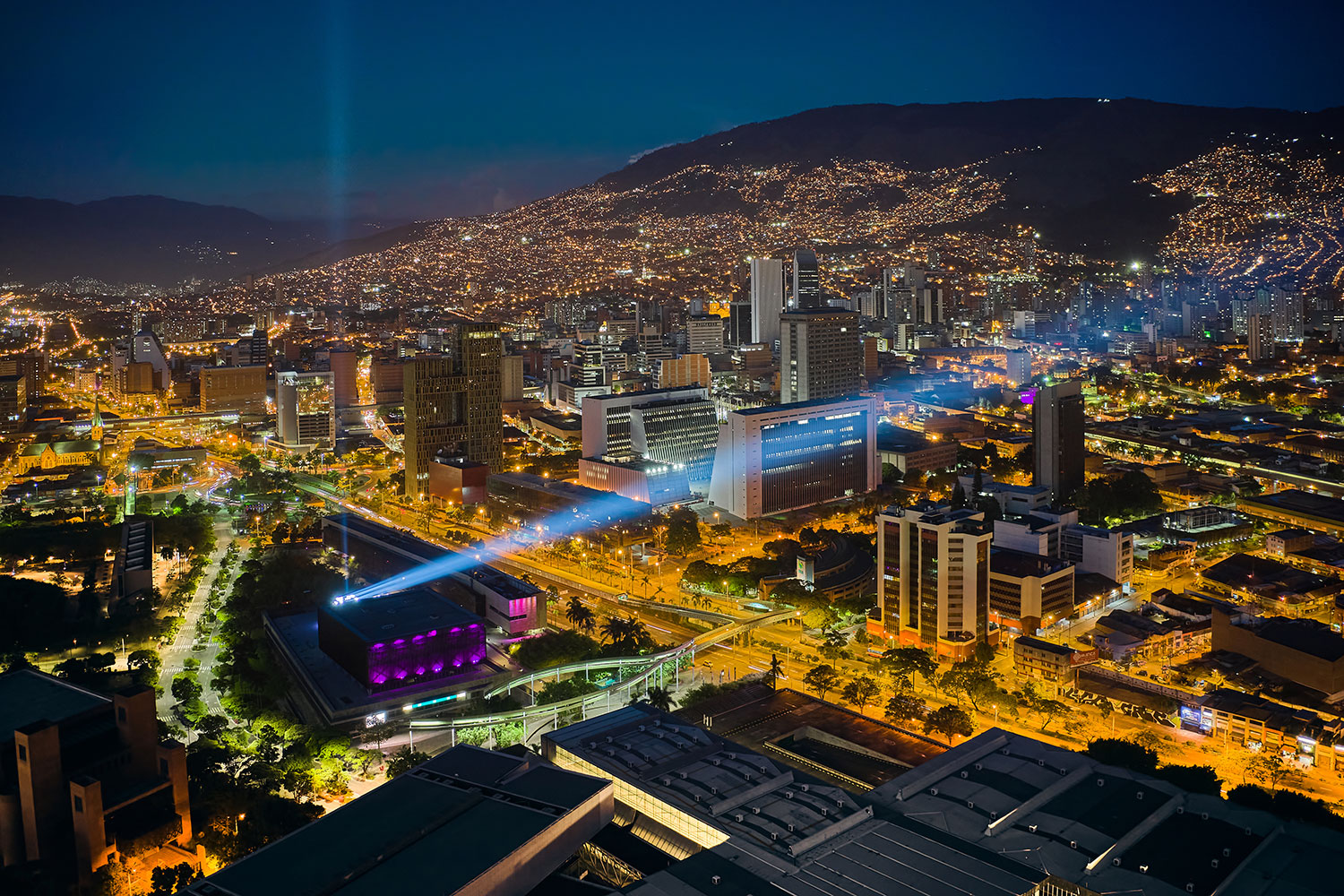 vista nocturna de la ciudad colombiana de Medellín
