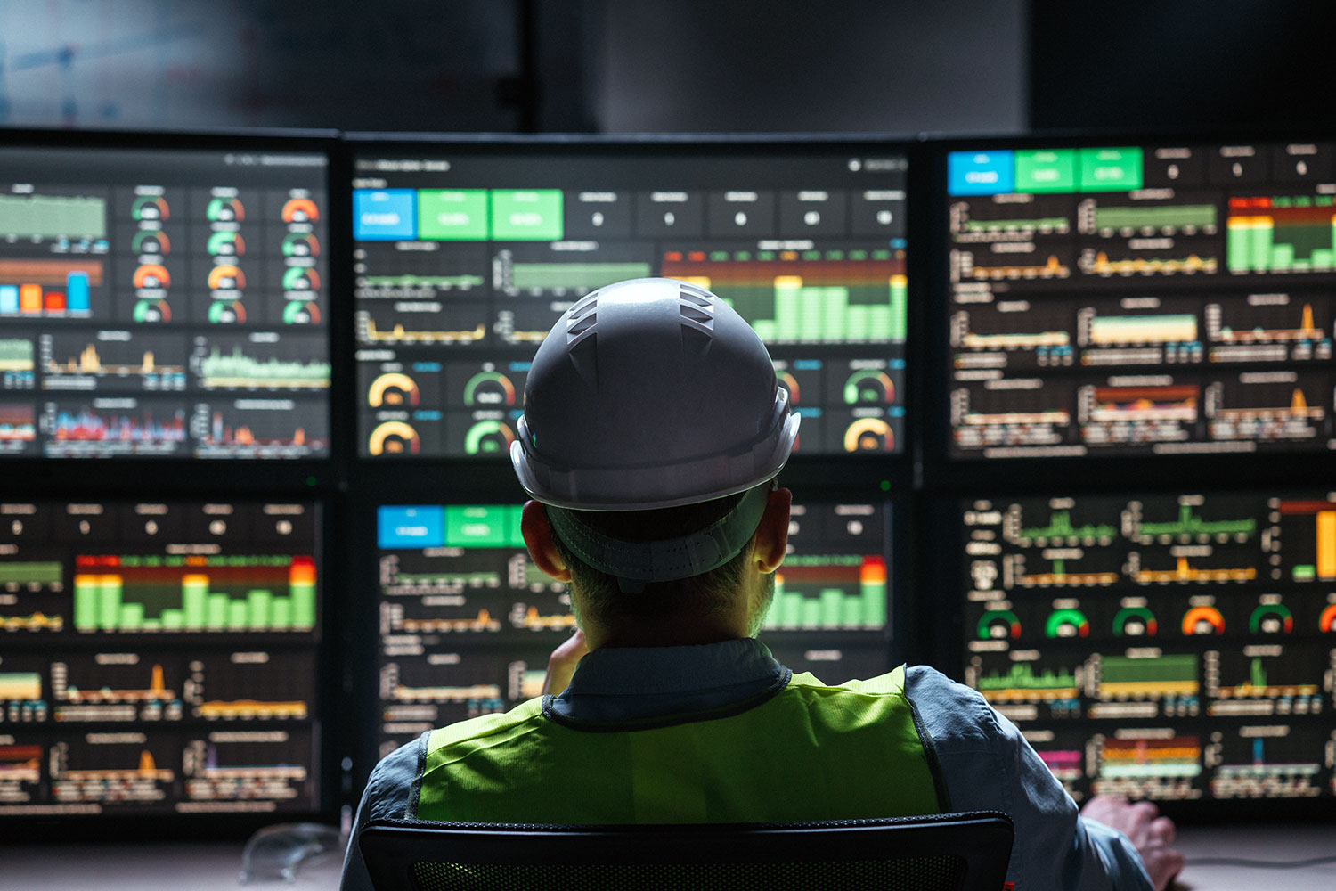 Un ingeniero de una planta industrial monitorea el proceso de producción sirviéndose de un sistema SCADA.