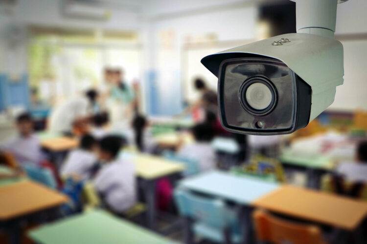 Cámara de videovigilancia en el aula de una escuela