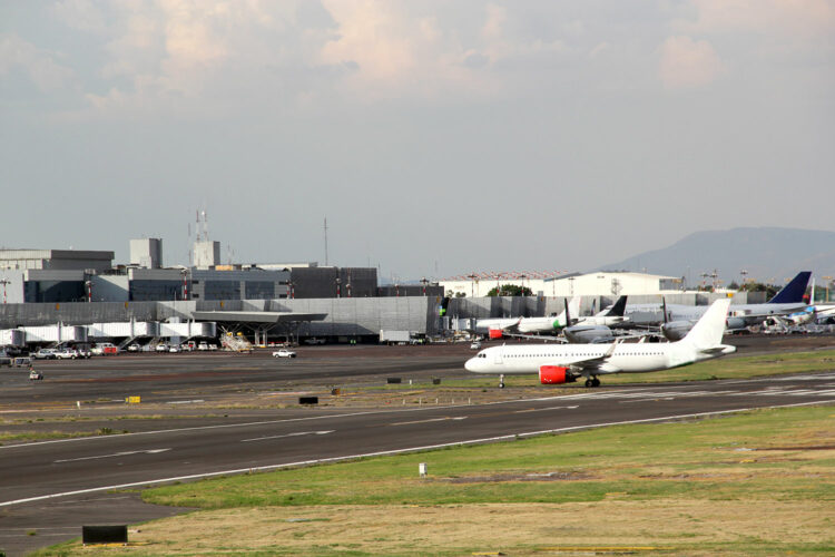 Un avión comercial se dirige hacia el dique de un aeropuerto mexicano.
