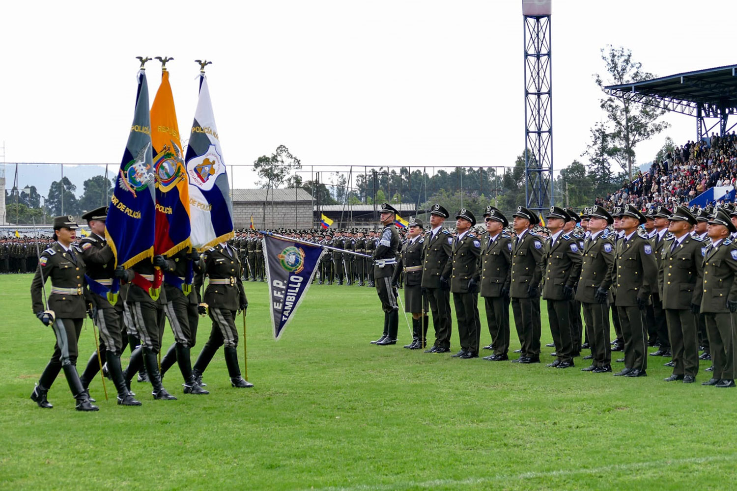 ceremonia de graduación de policías nacionales en Ecuador