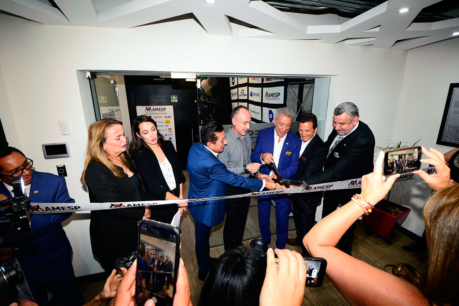 corte de listón de las nuevas oficinas de la Asociación Mexicana de Empresas de Seguridad Privada en la Ciudad de México