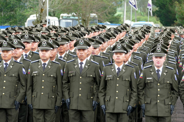 nuevos policías nacionales de Ecuador