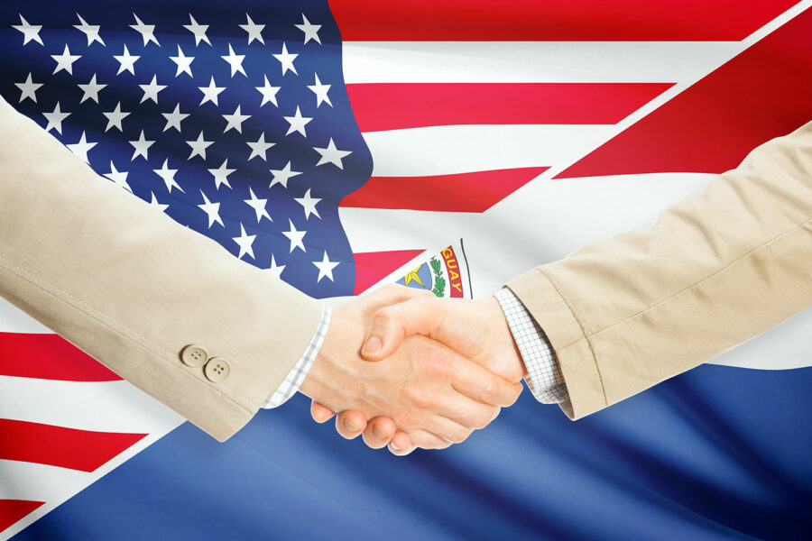 Apretón de manos entre representantes de Estados Unidos y Paraguay