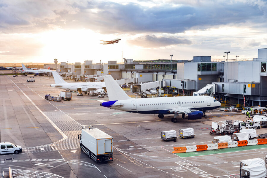 aviones estacionados en un aeropuerto