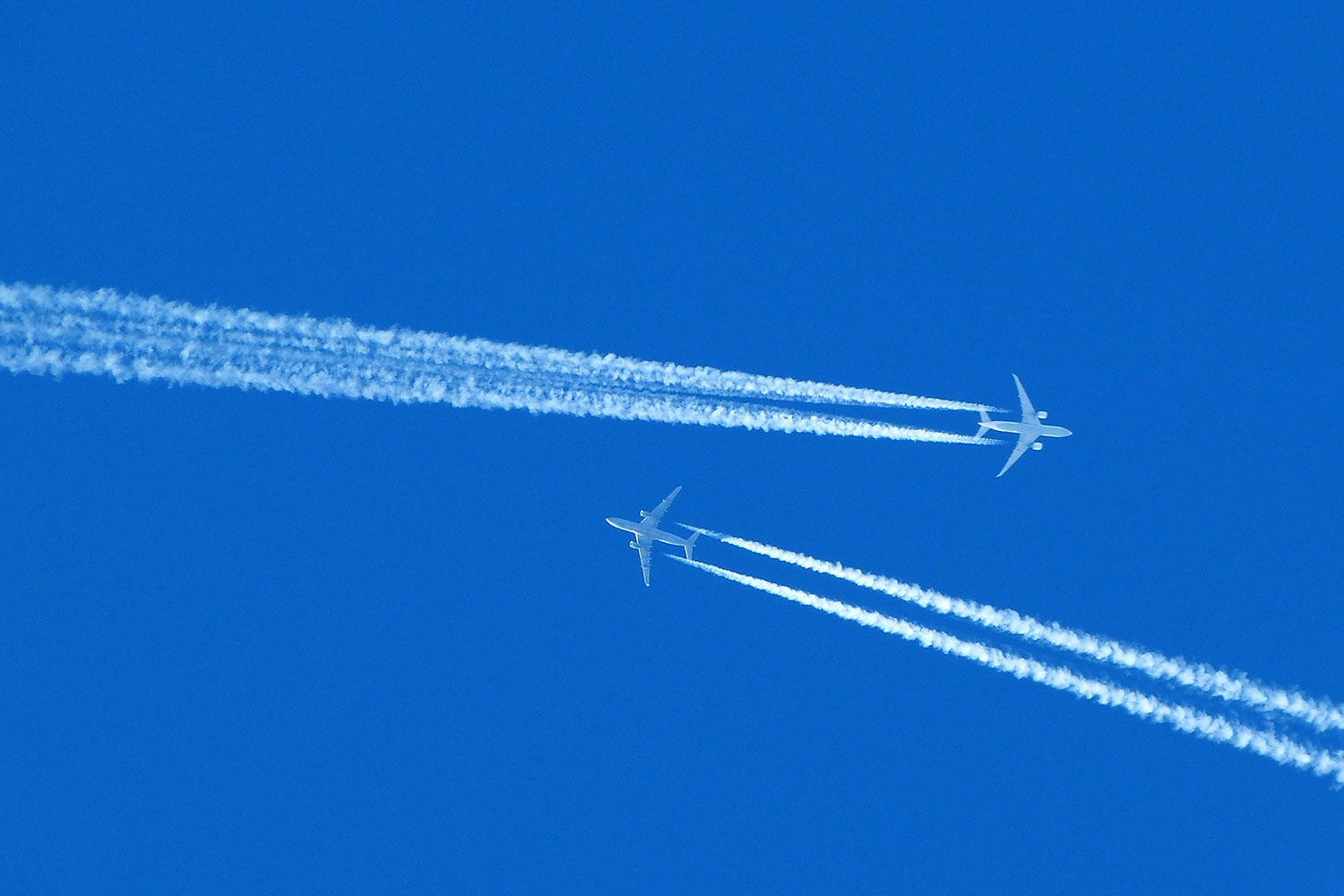dos aviones comerciales se cruzan en el cielo