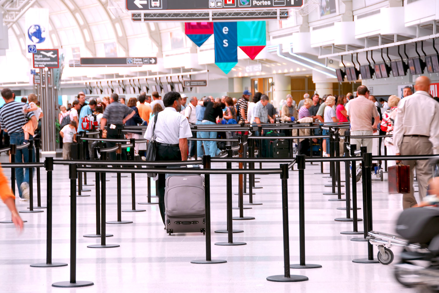 filas de pasajeros en un aeropuerto