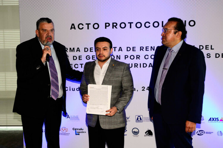 De izquierda a derecha: Gabriel Bernal Gómez (AMESP), Rodrigo Rojas Navarrete (CONOCER) y Armando Zúñiga Salinas (ASUME).