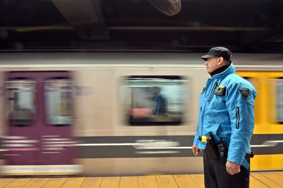 Un policía de la Ciudad de Buenos Aires presta servicio en el metro (subte) con una pistola taser