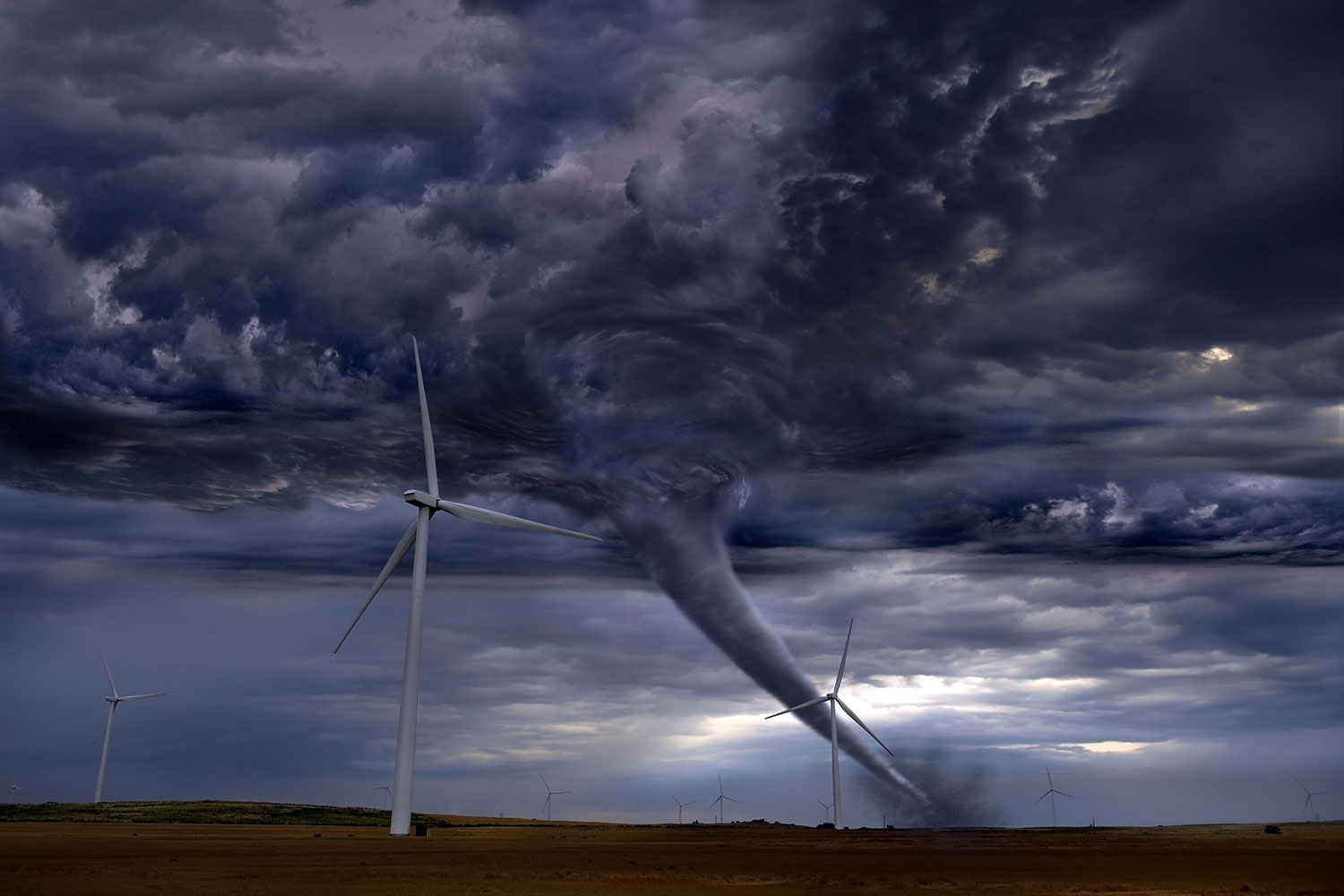 un tornado sobre un parque eólico