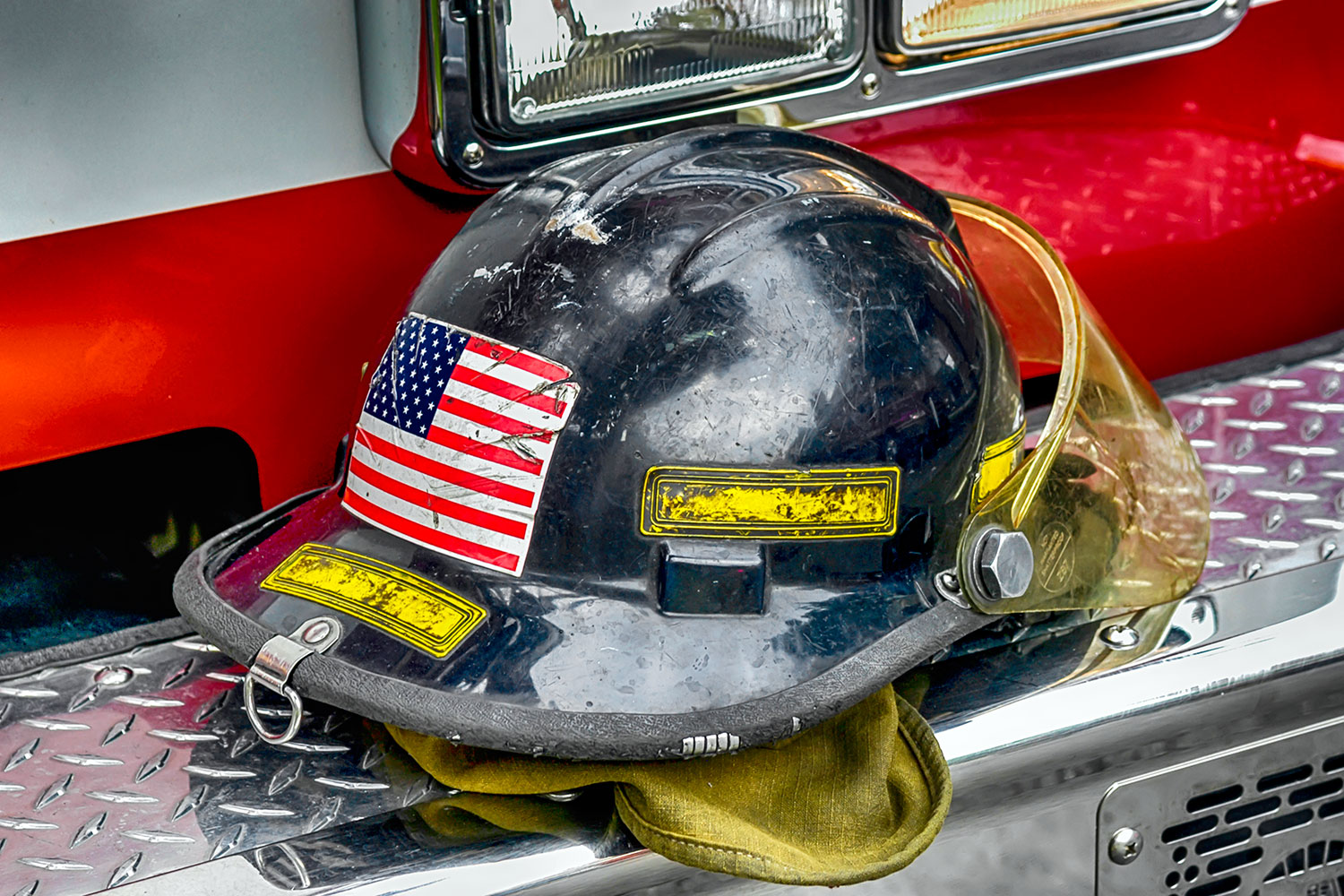 un casco de bombero con la bandera de Estados Unidos