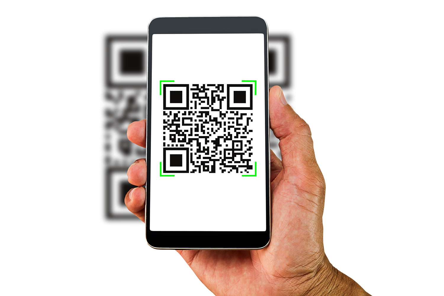 un hombre escanea un código QR con su celular