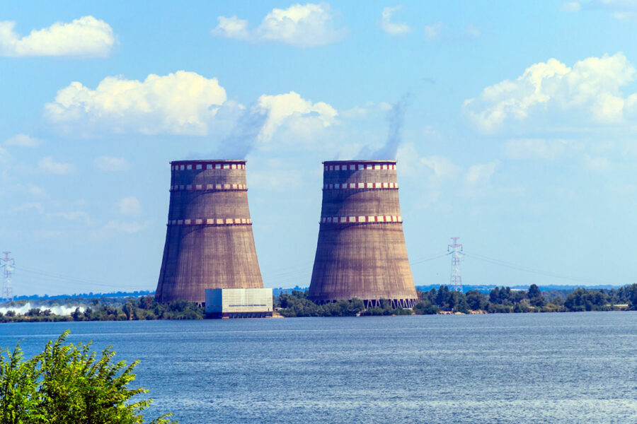 Torres de enfriamiento de la central nuclear de Zaporiyia (Ucrania).