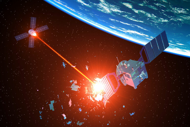 un satélite dispara un láser para destruir a un satélite enemigo