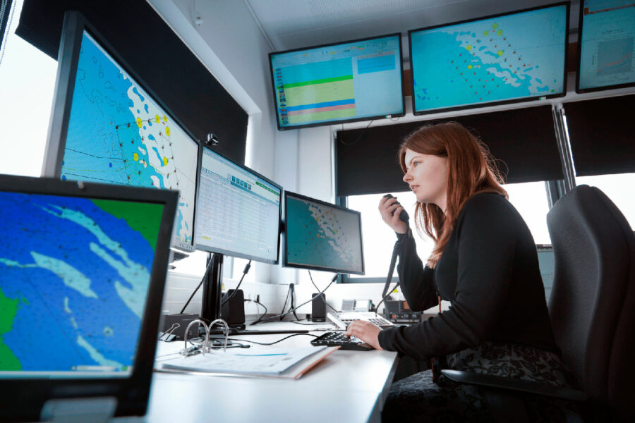 una operadora de un puerto visualiza varios monitores en el centro de control