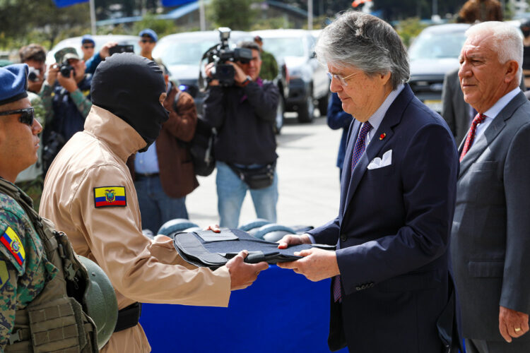 Guillermo Lasso hace entrega de un chaleco antibalas a un militar ecuatoriano