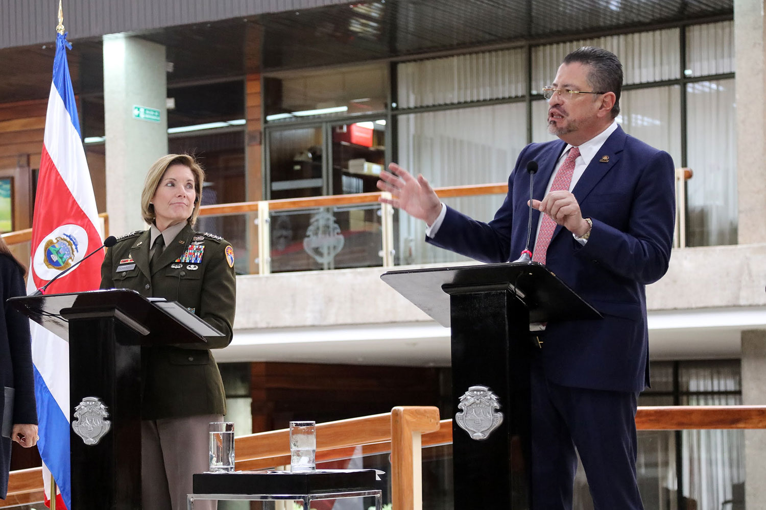 Laura Richardson, comandante del Comando Sur de Estados Unidos, y Rodrigo Chaves, presidente de Costa Rica