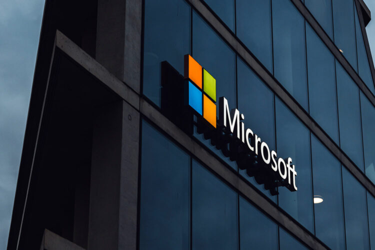 edificio de oficinas con el cartel de Microsoft