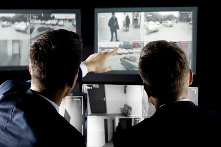 dos monitoristas de seguridad analizan las imágenes captadas por el sistema de videovigilancia