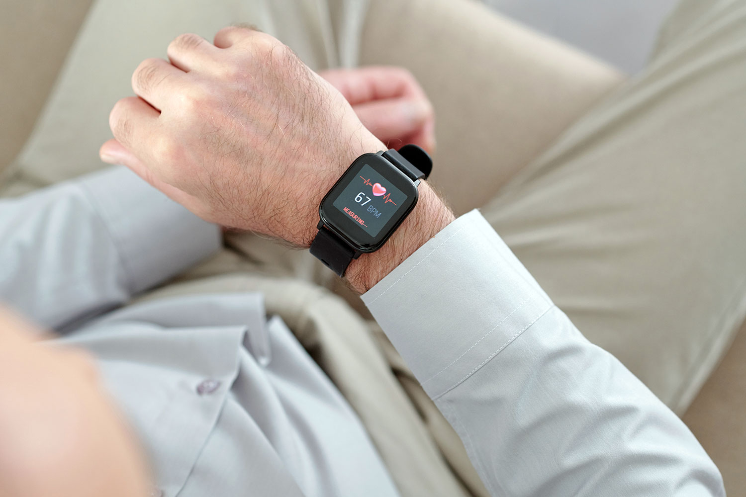 un hombre controla su frecuencia cardíaca con un reloj inteligente