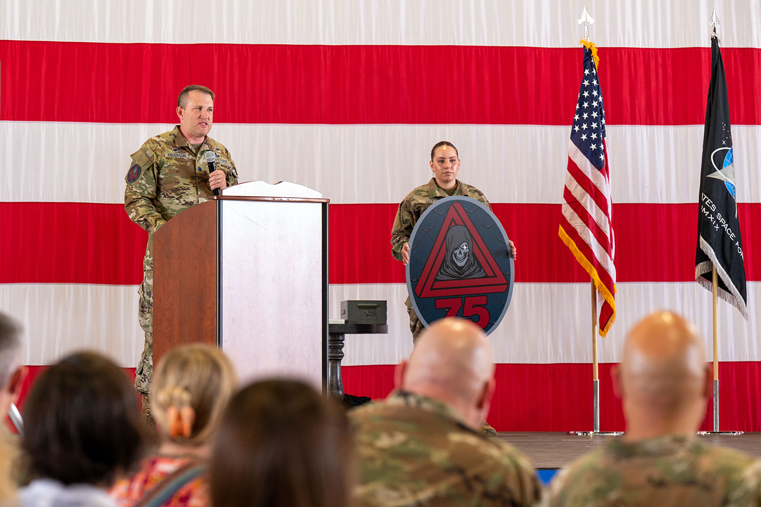 El teniente coronel Travis Anderson durante la presentación del 75º ISRS. de la Fuerza Espacial de Estados Unidos.