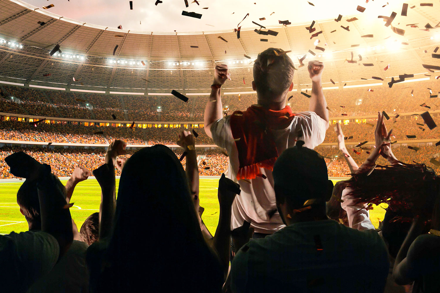 aficionados celebran un gol de su equipo en un partido de fútbol