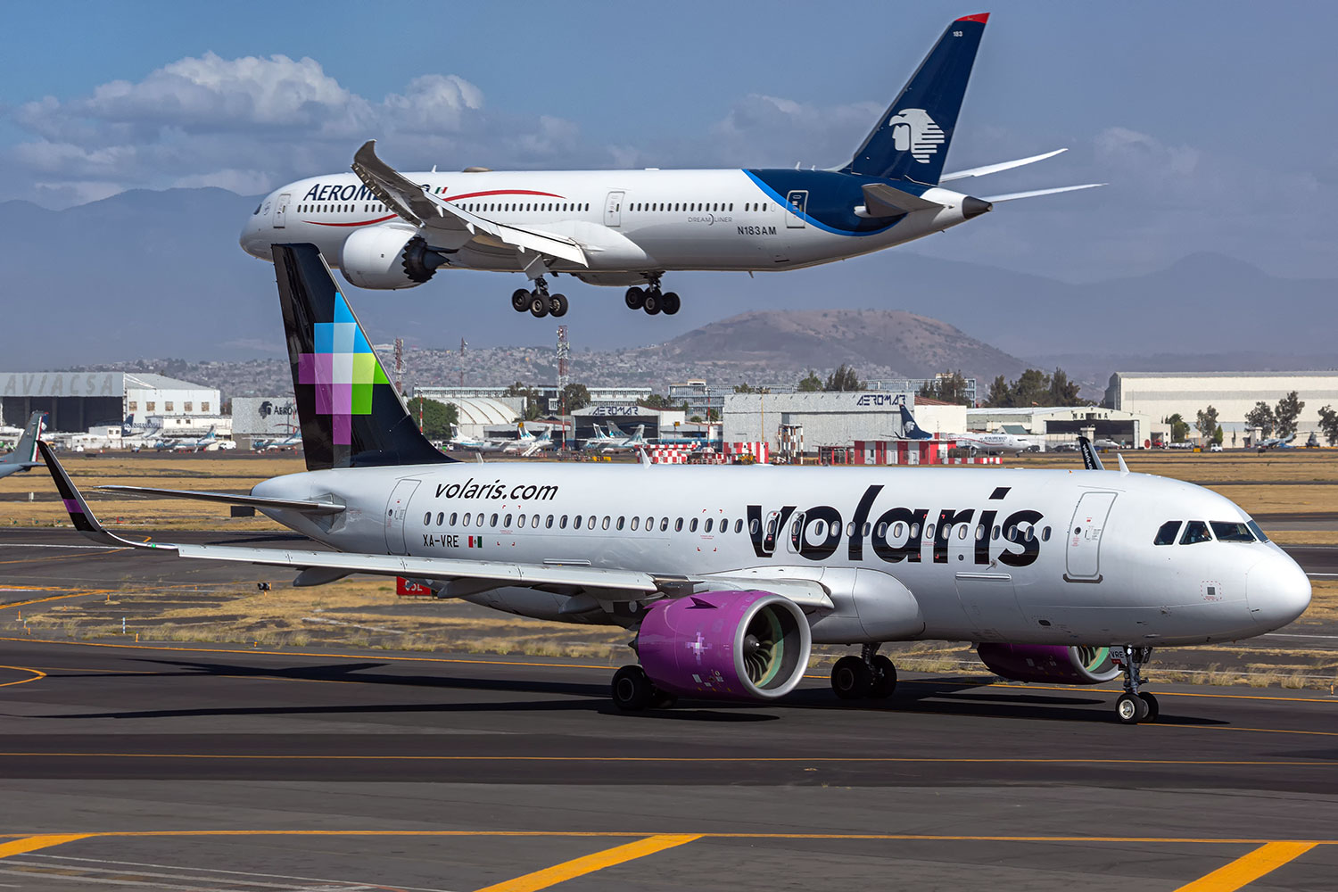 un avión de Volaris y un avión de AeroMéxico en un aeropuerto de la Ciudad de México