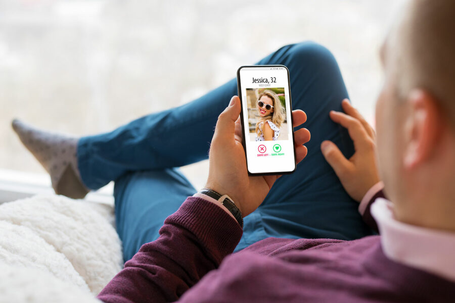 un hombre visualiza el perfil de una chica de 32 años en una app de citas