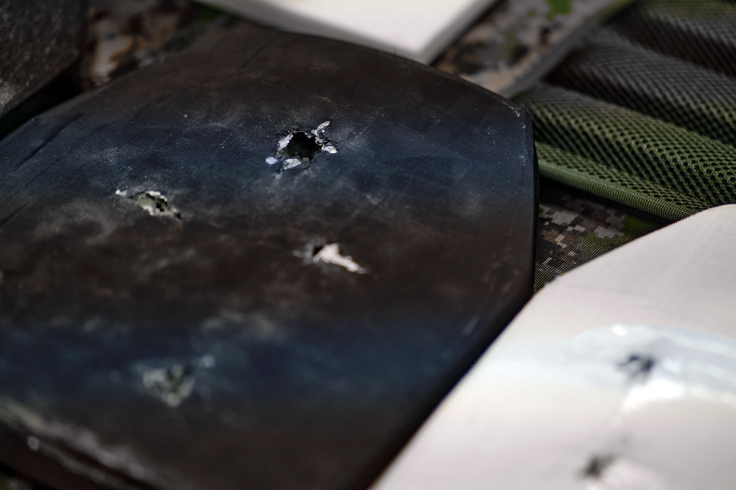 Muestras de impactos balísticos en la capa de blindaje de un chaleco antibalas