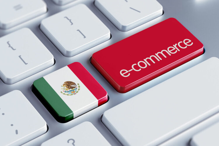 Teclado de ordenador con la bandera de México y la tecla de e-commerce