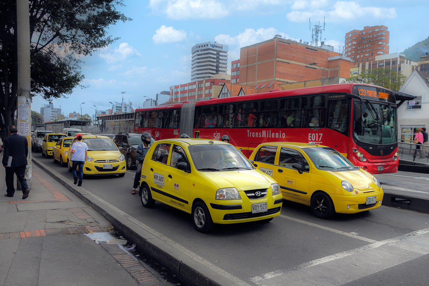 taxis en una avenida de Bogotá