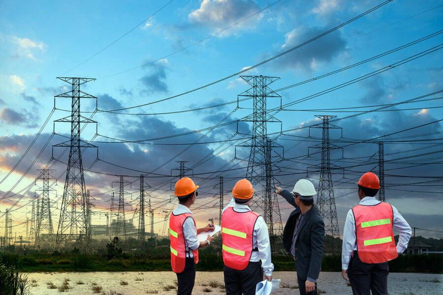 Operarios junto a varias líneas de tendido eléctrico