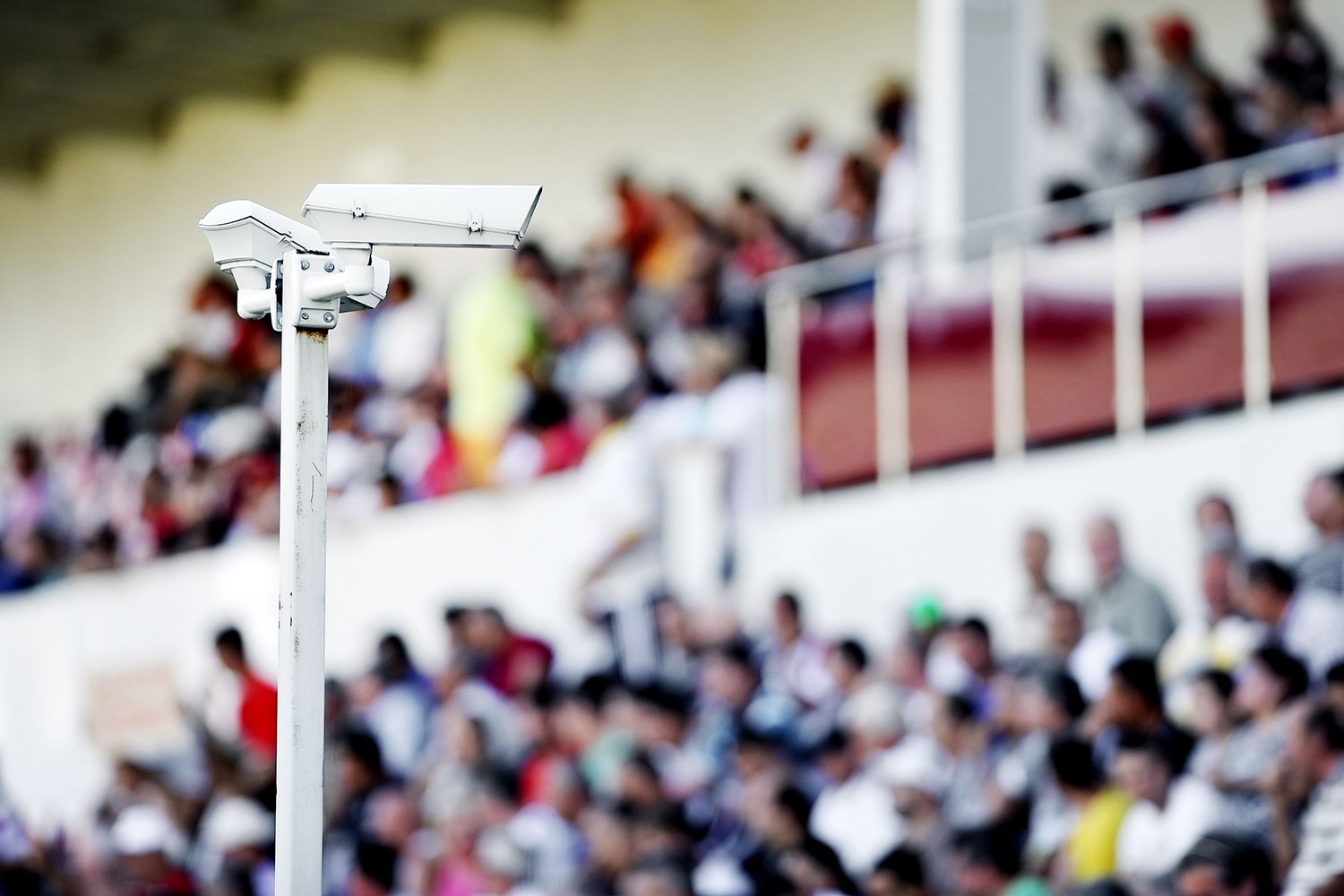 cámaras de videovigilancia en un recinto público con personas