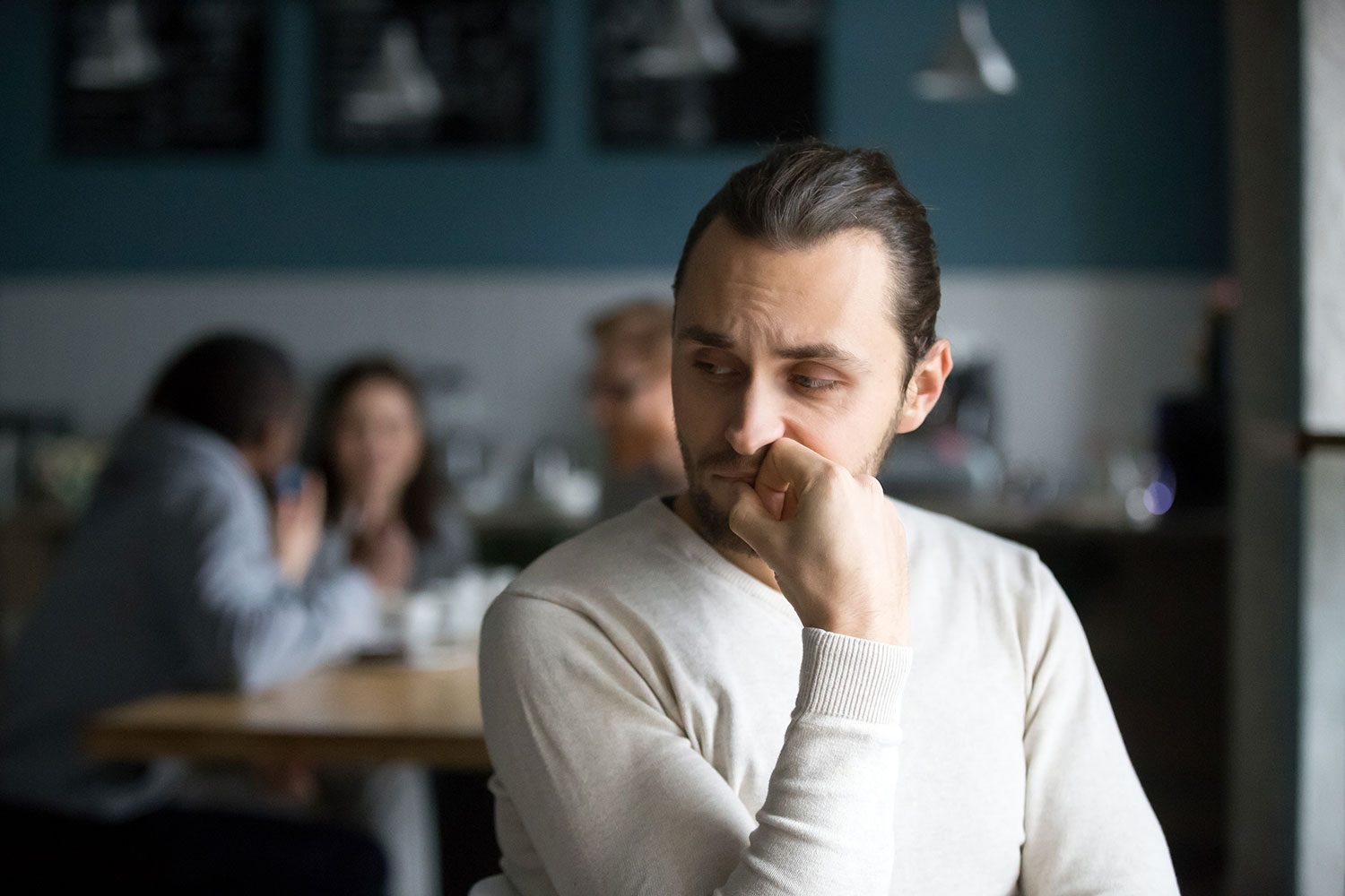 un hombre es excluido de un grupo de amigos