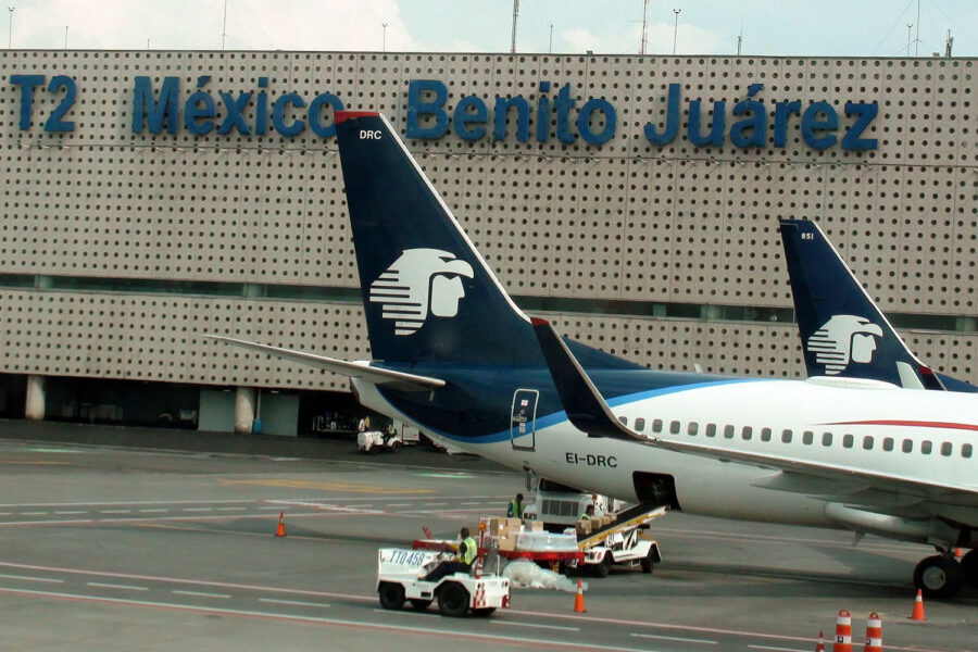 Dos aviones de Aeroméxico en la Terminal T2 del Aeropuerto Internacional Benito Juárez de la Ciudad de México