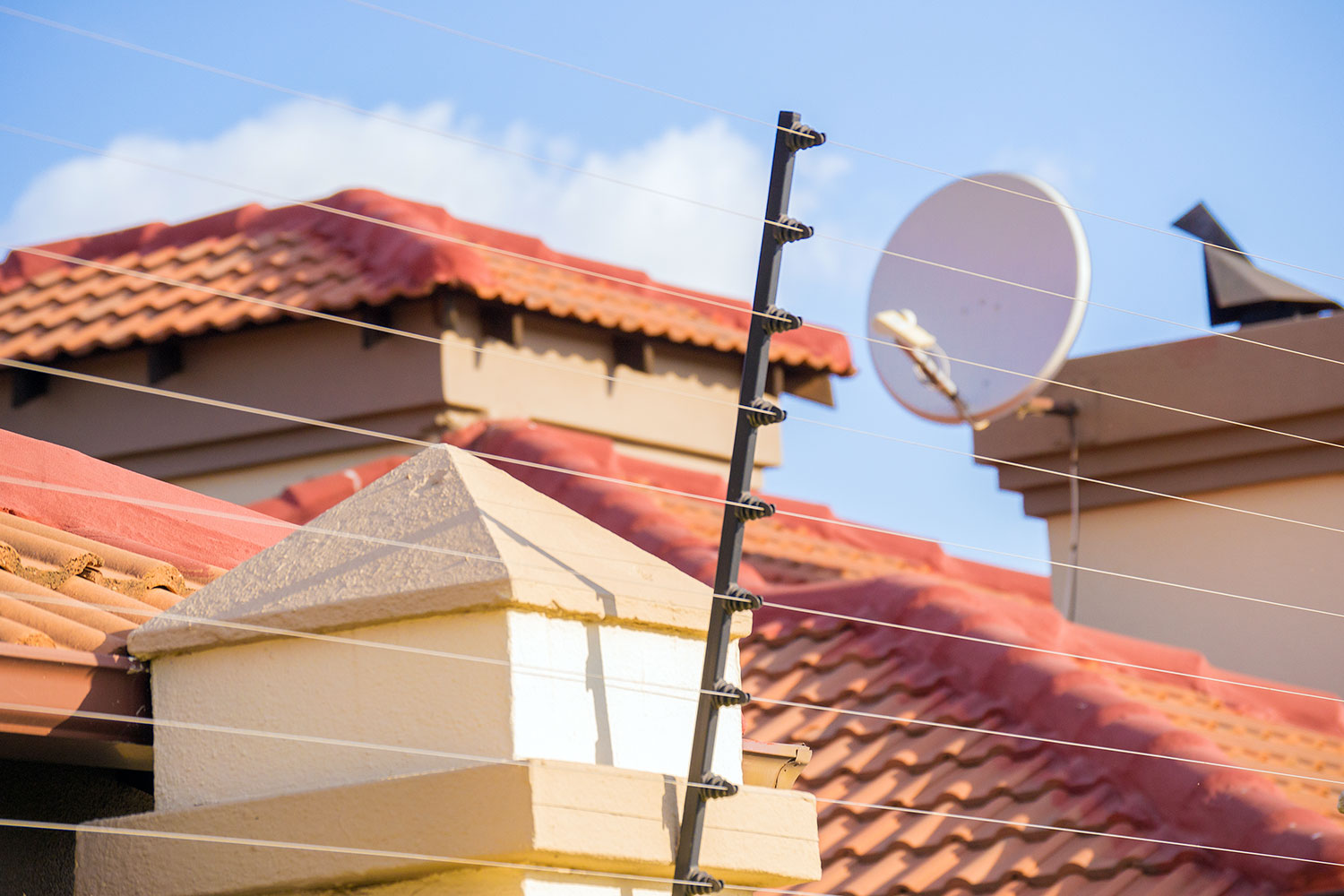 una cerca eléctrica en el exterior de una vivienda