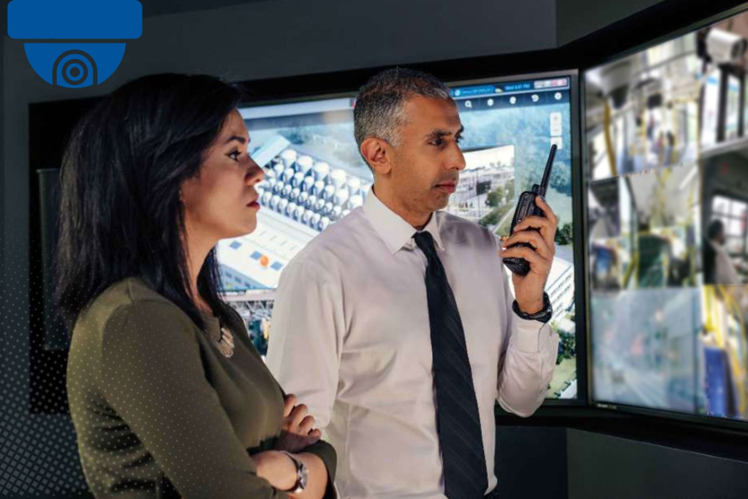 Profesionales de seguridad visualizan las imágenes del interior de un vehículo de transporte en un centro de monitoreo