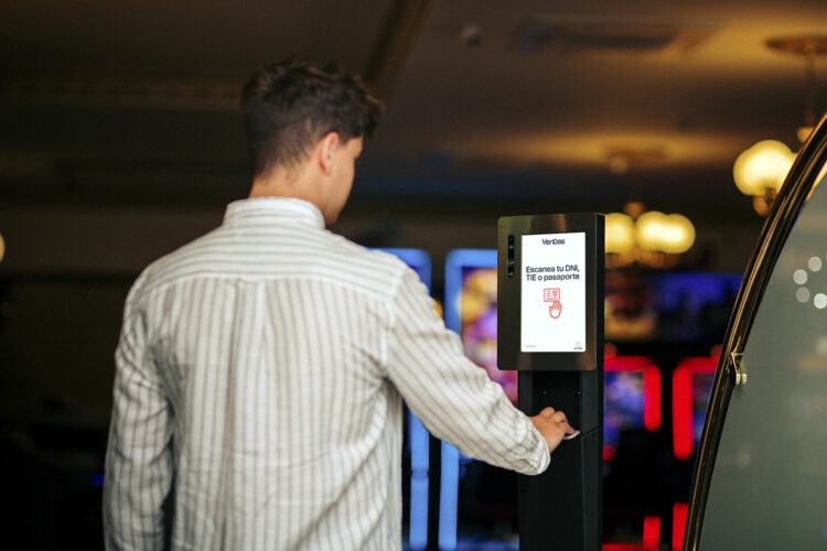 Una persona realiza el proceso de ‘onboarding’ digital para acceder a un salón de juego