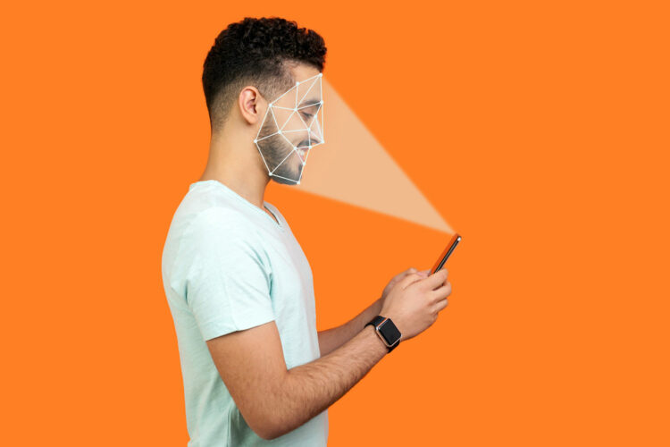 un joven accede a su smartphone mediante reconocimiento facial