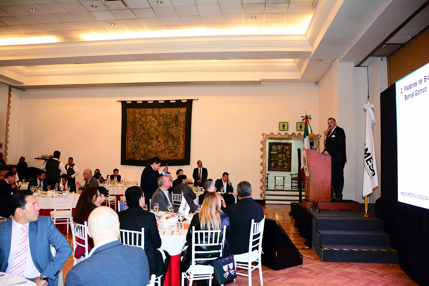 Gabriel Bernal Gómez, presidente de AMESP, pronuncia unas palabras durante un desayuno de la asociación