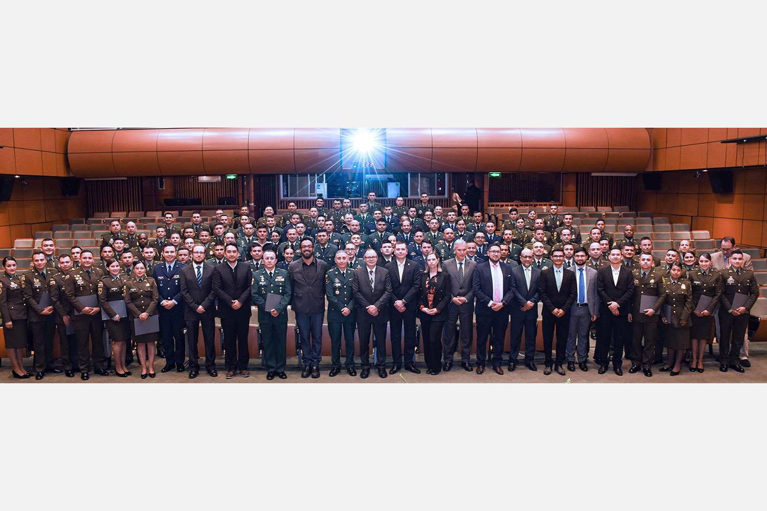 Participantes de los cursos organizados por el Ministerio de Defensa Nacional y la Universidad de los Andes