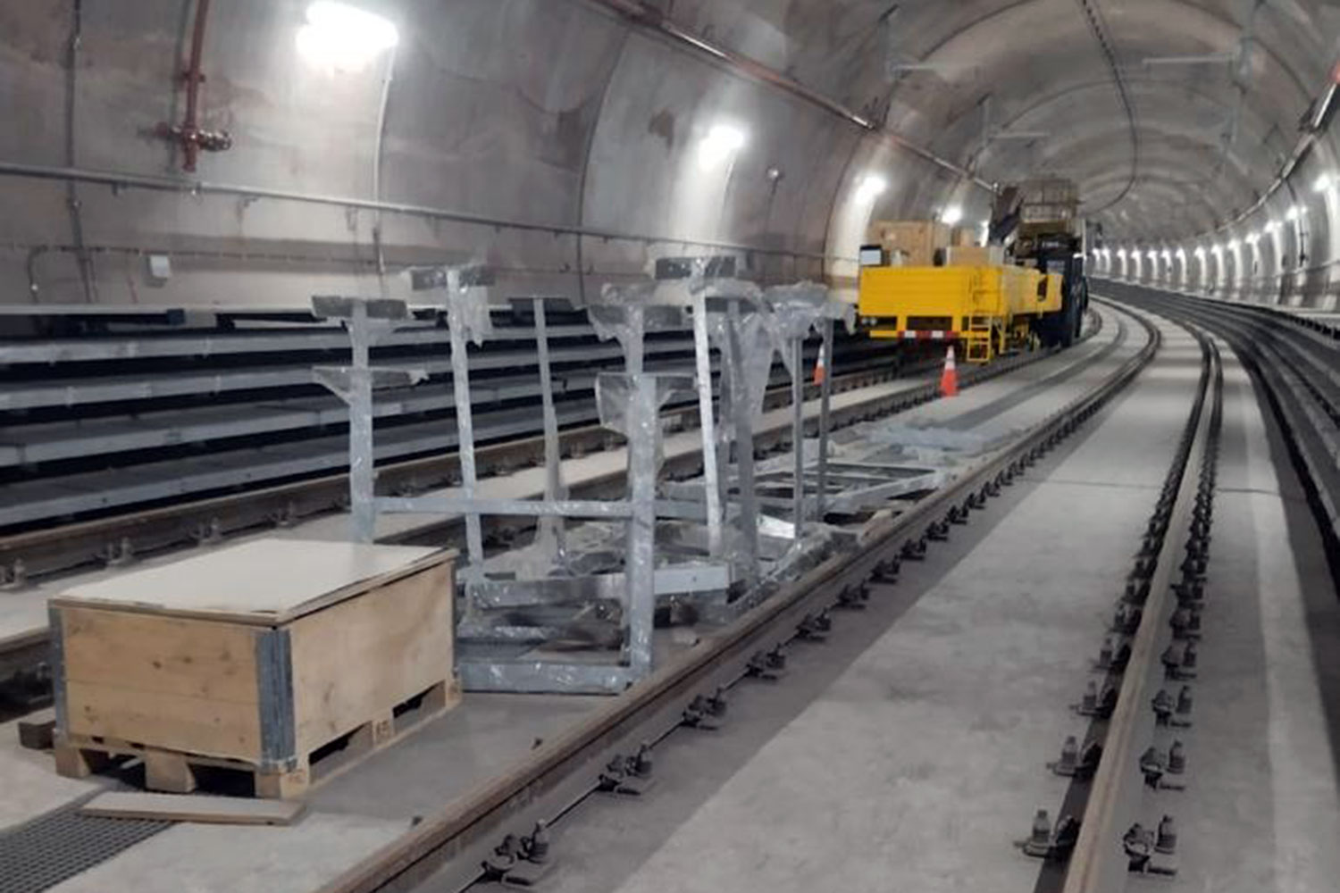 Instalaciones de la Línea 2 del Metro de Lima en fase de construcción