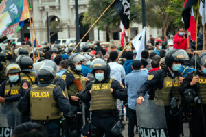 Policías peruanos acordonan la plaza de San Martín de Lima para garantizar el orden en una protesta social