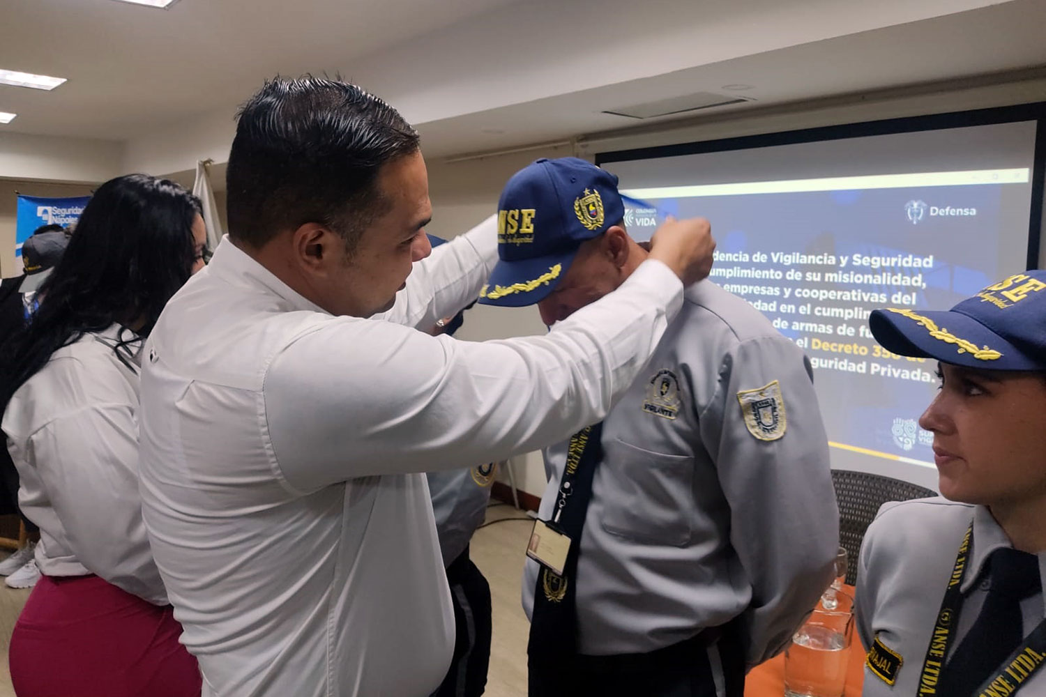 el superintendente de Vigilancia y Seguridad Privada de Colombia reconoce la labor de un guarda de seguridad