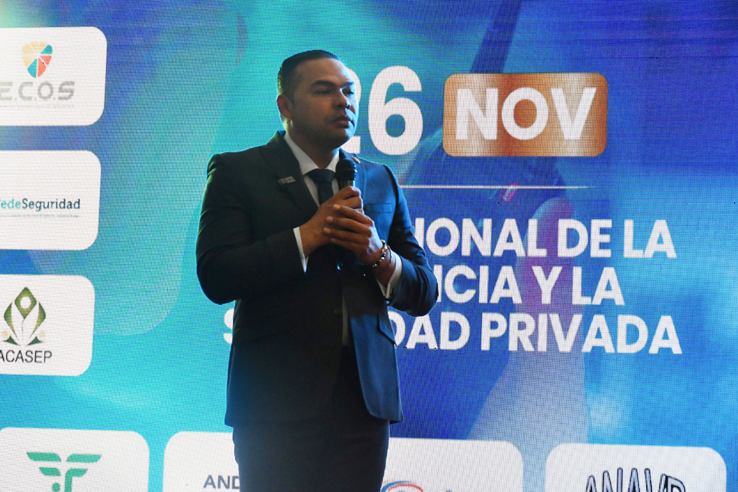 El superintendente de Vigilancia y Seguridad Privada de Colombia se dirige a los presentes del evento celebrado para festejar el Día de la Vigilancia y Seguridad Privada 2023.