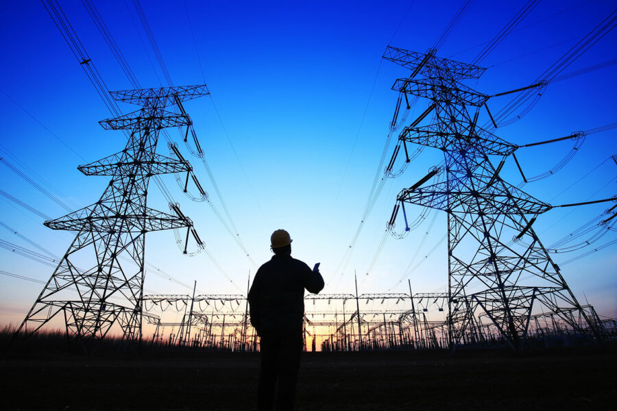 un operario observa el estado de unas torres de tendido eléctrico