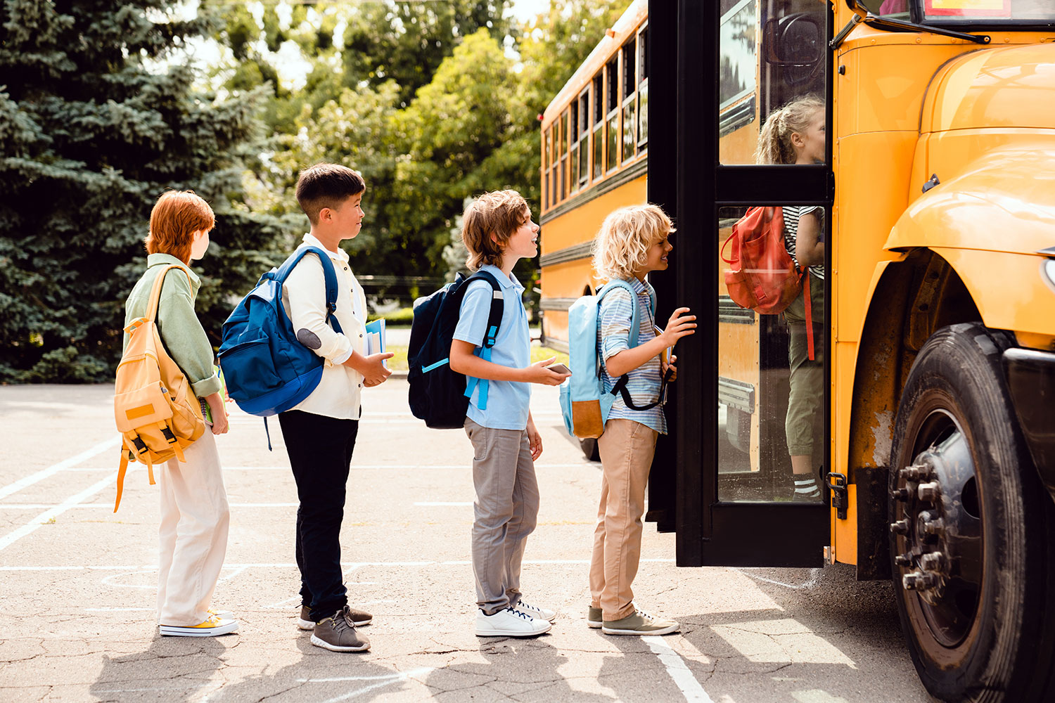 unos niños suben a un bus escolar amarillo