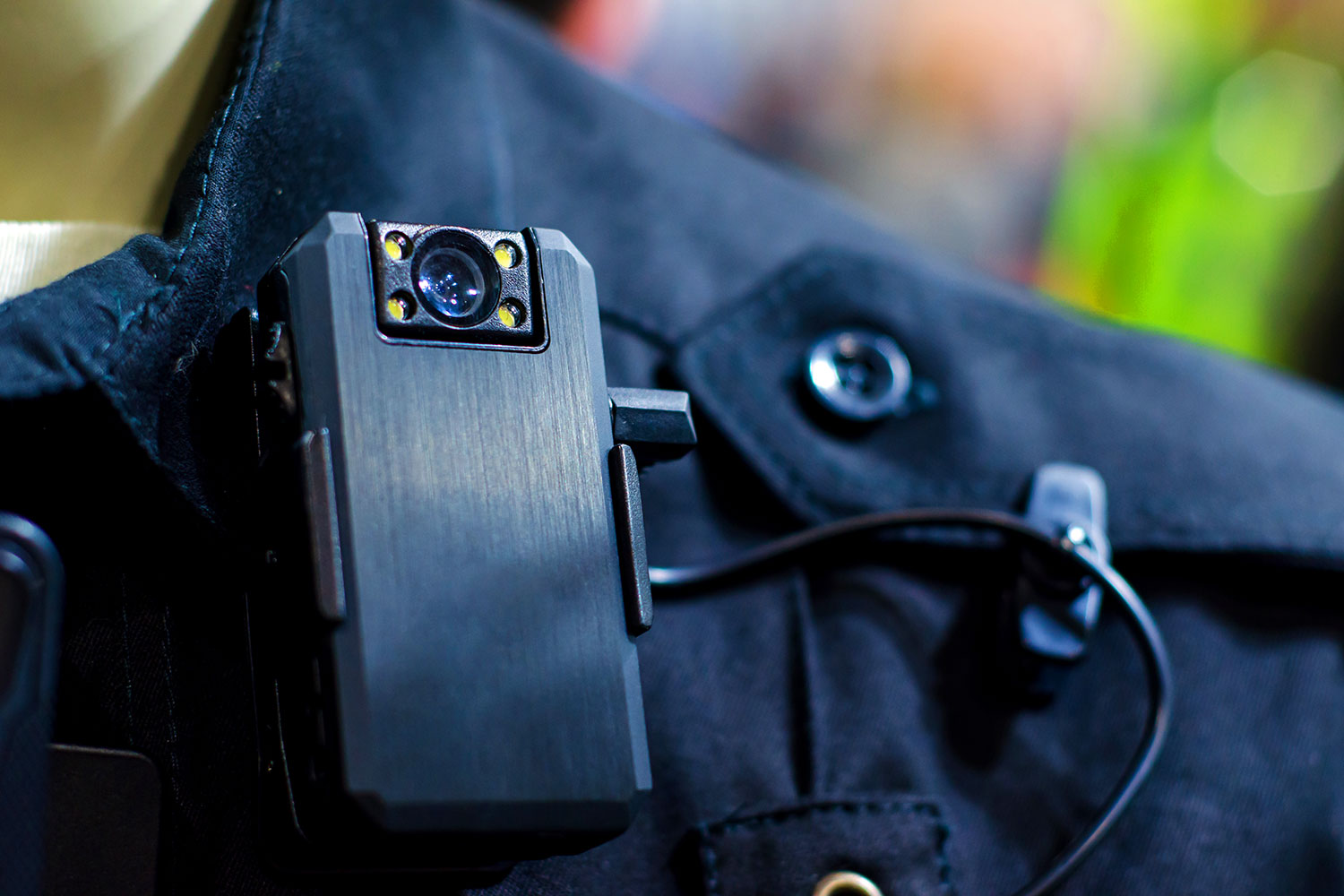 cámara corporal en un uniforme de seguridad