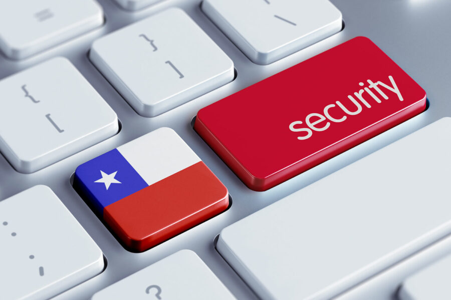 bandera de Chile en un teclado junto a la palabra Security