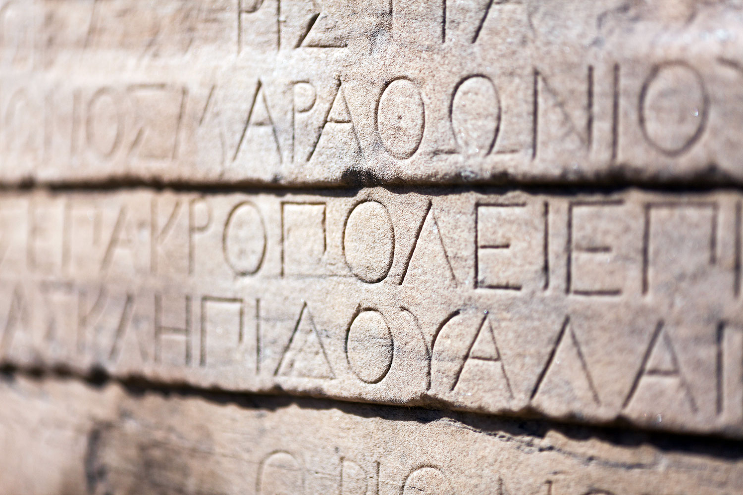 escritura griega sobre una piedra